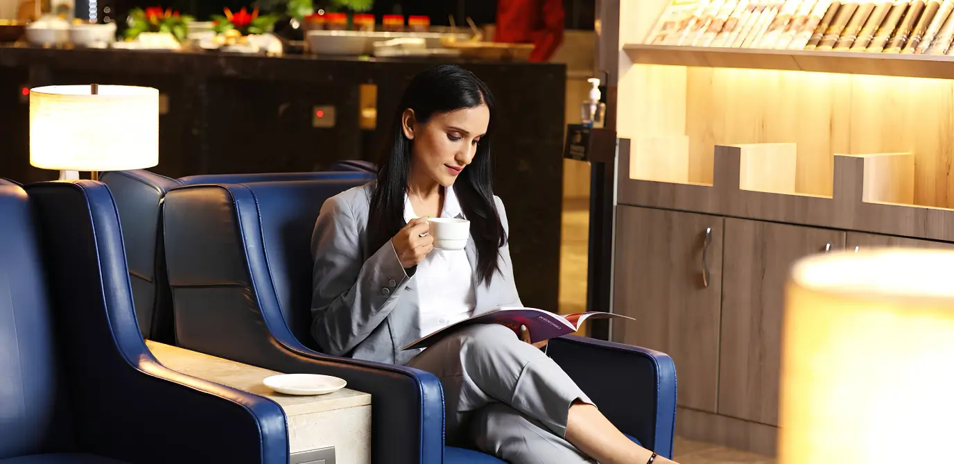 Cliente corporativo aguardando embarque na sala vip