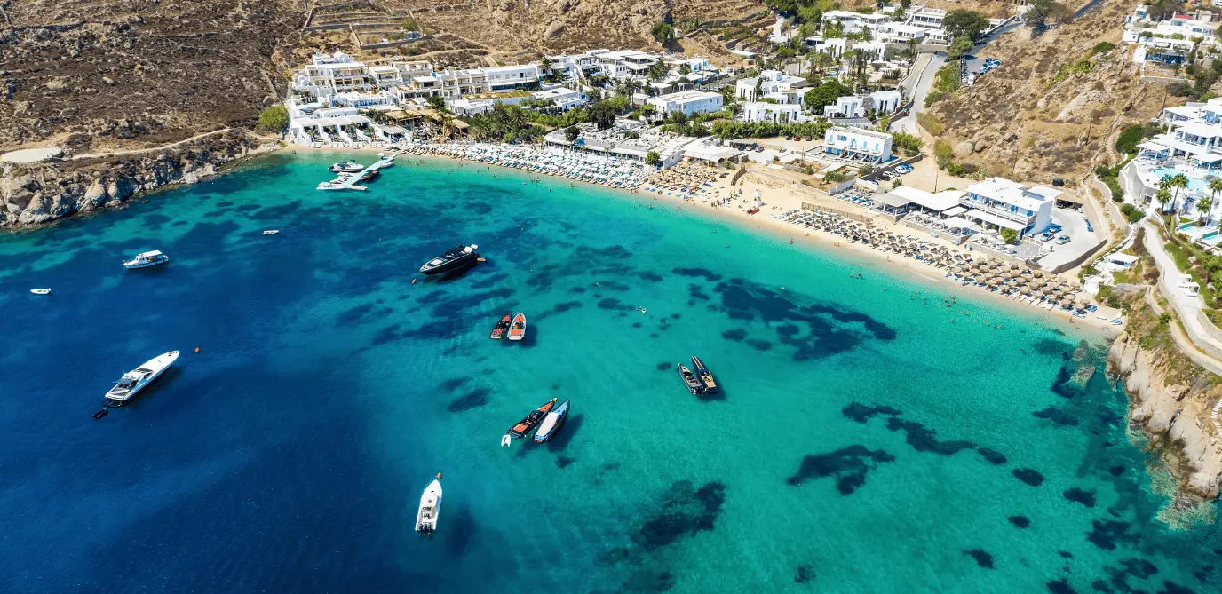 Praia em Mykonos, um dos destinos imperdíveis na Grécia