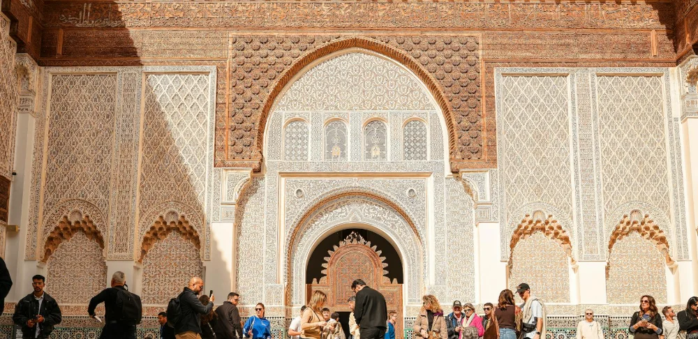 Travel designer planeja roteiro exclusivo na Madrasa Ben Youssef em Marrakech.