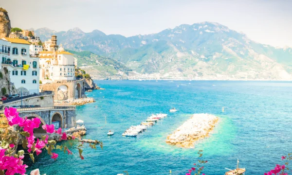 Costa Amalfitana, cenário de Elena Ferrante: viagens inspiradas em livros são uma das tendências de viagens para 2026