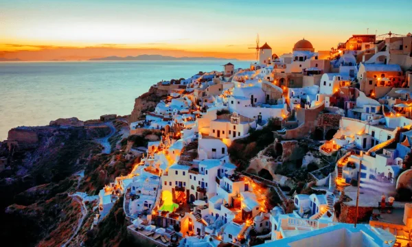 Santorini é um dos destinos imperdíveis na Grécia